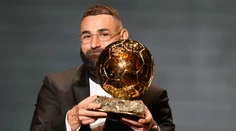 Zlatú loptu získal Karim Benzema. Trofej si prevzal z rúk Zidana, ktorý ovládol anketu ako posledný Francúz
