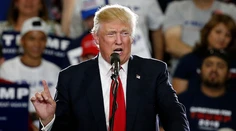 Trump vyzval "nadšencov druhého dodatku" o zbraniach, aby zastavili Clintonovú