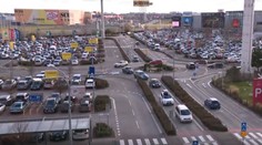 Ľudia nabehli po sviatkoch do obchodov. Niekde sa nedalo ani zaparkovať