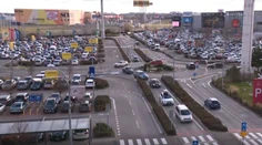 Ľudia nabehli po sviatkoch do obchodov. Niekde sa nedalo ani zaparkovať