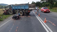 Motorkár (†29) vletel pod traktor. Predbiehal cez dve plné