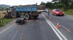 Motorkár (†29) vletel pod traktor. Predbiehal cez dve plné