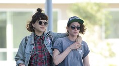 Kristen Stewart má novú frajerku. Zbalila francúzsku speváčku