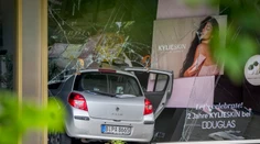 Auto v Berlíne vrazilo do skupiny tínedžerov. Viedol ho 29-ročný muž