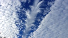 Ako nebeská rakva. Na oblohe v Česku sa objavil zvláštny mrak, vznikol zaujímavým spôsobom