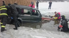Romantika sa zmenila na katastrofu. Milenci skončili takmer v jazere