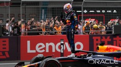 Dominancia pokračuje. Max Verstappen vyhral v Číne pred Norrisom a Perezom