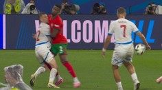 VIDEO: Nepískal sa jasný faul a tak Portugalci rozhodli. Čechov obral rozhodca, hnevala sa legenda