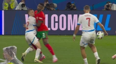 VIDEO: Nepískal sa jasný faul a tak Portugalci rozhodli. Čechov obral rozhodca, hnevala sa legenda
