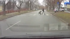 Tak sa ponáhľal, že na priechode takmer zrazil matku s kočíkom