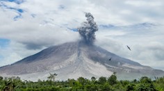 V Indonézii vybuchlo niekoľko sopiek. Úrady evakuovali tisíce ľudí