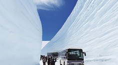 Toľko snehu ste ešte nevideli: Cestu ohraničujú 20-metrové mantinely