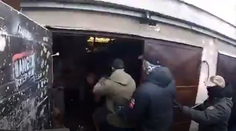 VIDEO: Zadržali dlhoročných distribútorov drog v Bratislave. Pozrite si policajné zábery z akcie