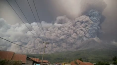 Indonézska sopka Sinabung chrlila po erupcii mohutné mračná popola