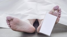 Príbuzní našli telo 51-ročného muža. Mŕtvola bola vo vani