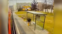 Dôchodca stratil rovnováhu a spadol rovno pod kolesá autobusu v bratislavskej Dúbravke