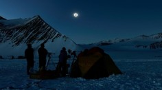 VIDEO: Antarktída zažila úplné zatmenie Slnka. Kontinent sa do tmy ponoril uprostred polárneho dňa