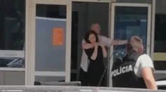 Muža z rukojemníckej drámy, ktorý prepadol banku s tĺčikom na mäso, obžalovali