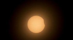 Žena vzala pušku a začala strieľať. Vraj kvôli zatmeniu Slnka