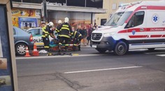 Policajt zrazil na priechode dve dôchodkyne. Po zrážke im hneď pomáhal