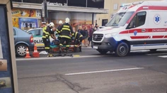 Policajt zrazil na priechode dve dôchodkyne. Po zrážke im hneď pomáhal