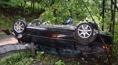 Z auta zostala po vážnej nehode len kopa šrotu. V Handlovej zasahovali všetky záchranné zložky