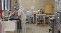 Chorvátsko pobúrilo správanie kuchárky v škole. Po tom, čo odhalili kamerové záznamy, dostala výpoveď