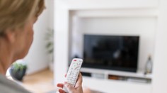 Nové štúdie: Časté pozeranie televízie môže zvýšiť riziko demencie. Lúštenie krížoviek ho môže naopak znížiť