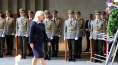 Najvyšší ústavní činitelia si pripomenuli 79. výročie SNP kladením vencov. Reagujú aj politické strany