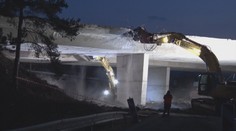 Najskôr ho mali iba opraviť, napokon postavia nový. Búracie stroje začali ničiť prvý diaľničný most
