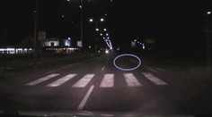 Opilec v tmavom oblečení si ustlal v strede cesty. Šofér si myslel, že je to asfalt
