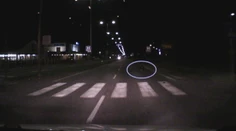 Opilec v tmavom oblečení si ustlal v strede cesty. Šofér si myslel, že je to asfalt