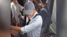 VIDEO: Nechutne obťažuje mladistvé dievčatá v bratislavskej MHD. Polícia pátra po tomto mužovi