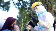 Na Slovensku pribudli piati nakazení novým koronavírusom, jeden človek zomrel