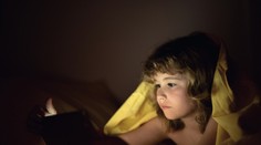 Deti sú na telefóne, až kým nezaspia a rodičia sú z toho zúfalí. Odborníci majú len jednu radu