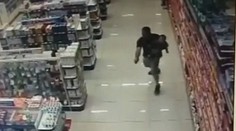 VIDEO: Policajt s dieťaťom na rukách zastrelil dvoch lupičov