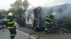 Z horiacej dodávky kričal muž. Zrážku pri Hlohovci ďalší dvaja (†32), (†34) neprežili
