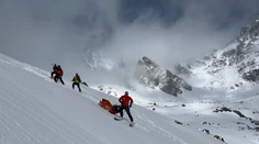 Muž sa pošmykol a spadol do žľabu Vysokej. Horským záchranárom pomohli náhodní skialpinisti