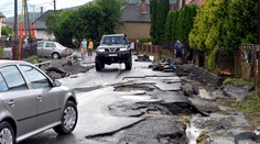Veľká voda v obci Pichne: Cesta sa zmenila na rieku, ktorá so sebou brala autá aj kusy asfaltu