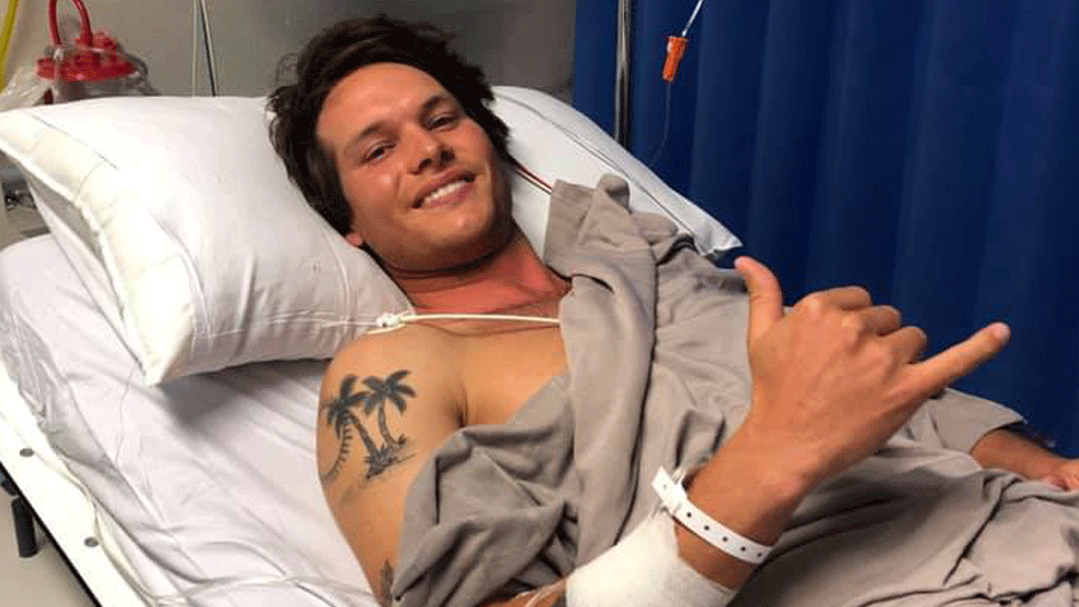 Austrálskeho surfistu napadol takmer päťmetrový žralok. Prežil vďaka duchaplnej reakcii