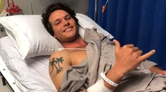 Austrálskeho surfistu napadol takmer päťmetrový žralok. Prežil vďaka duchaplnej reakcii