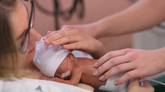 PAMPERS A OZ MALÍČEK POMÁHAJÚ PREDČASNE NARODENÝM DEŤOM: Láskyplný dotyk je najlepšie spojenie s rodičmi