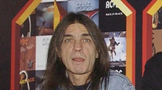 Zomrel gitarista a spoluzakladateľ AC/DC Malcolm Young