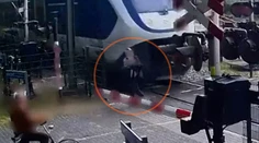 VIDEO: Žena unikla smrti len o vlások. Utekala cez priechod pred rútiacim sa vlakom