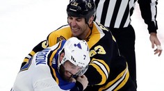 Chára sa prvýkrát v sezóne pobil, k výhre Bostonu nad St. Louis prispel aj asistenciou