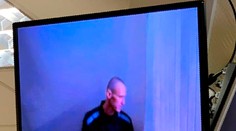 Prvé zábery na Navaľného po hladovke vo väzení. Váži ako žiak základnej školy
