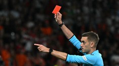 VIDEO: Absurdný skrat. Tréner vybehol na trávnik, skosil súpera, zmaril gólovú šancu a tváril sa akoby nič