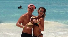 Sexy opálené telá! Rakby s priateľkou posielajú pozdrav z dovolenky