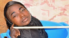 Krásne dievča s ťažkým osudom. Celé dni trávi v lavóre