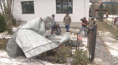 Zničené strechy, autá a potrhané elektrické drôty. Obce rátajú škody po víchrici